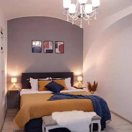 Historical Townhouse - Hypercenter *