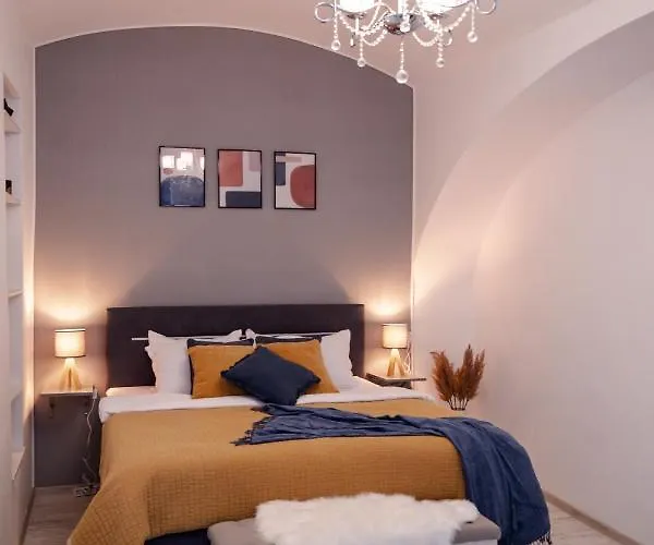 Historical Townhouse - Hypercenter *